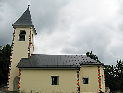 Višinsko barvanje strehe zvonika cerkve in križa