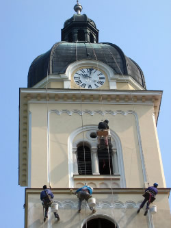 Barvanje fasade cerkvenega zvonika